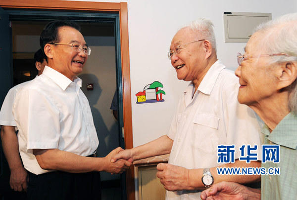 温家宝撰文追忆数学家吴文?。壕瞎〈?死而不已