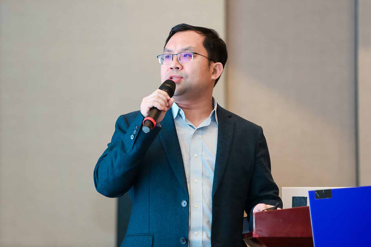 《新一代全自动人工智能眼科OCT设备研发与生产》