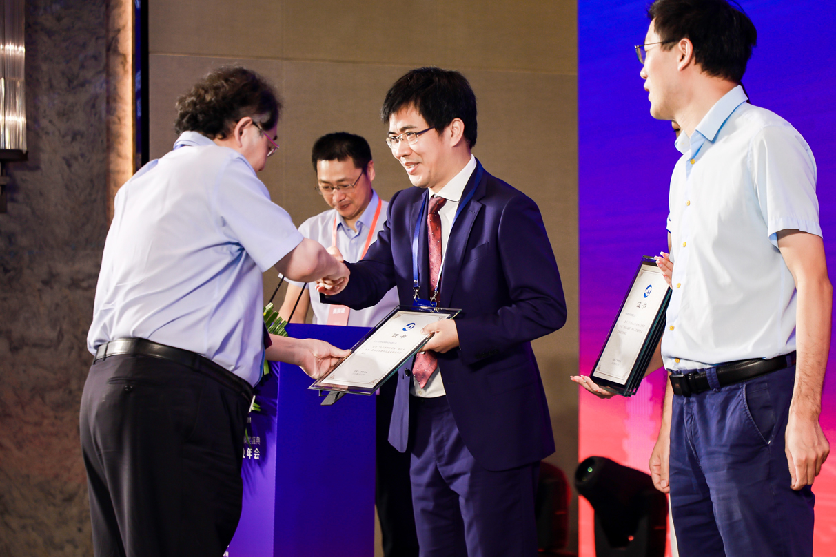 中国人工智能学会监事长、中国工程院院士蒋昌俊先生，为第一期人工智能科技成果产业项目授牌